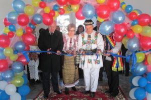 FOTO: Prima fabrică de instrumente muzicale din Republica Moldova, deschisă de cunoscutul lutier reghinean Vasile Gliga. Investiţie simbol de Centenar