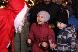 FOTO: Copiii din Sângeorgiu de Mureş l-au întâmpinat pe Moş Nicolae într-un exemplu de multiculturalism