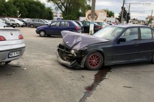 Un şofer mort de beat a lovit două maşini pe strada Lemnelor