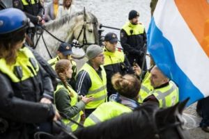  Încă o ţară  ÎMBRACĂ sâmbătă VESTELE GALBENE 