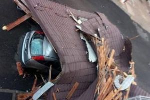 În Floreşti vântul a suflat cu 170 km/h. Pe strada Tineretului a spulberat mansarda: Au rămas numai cu pardoseala