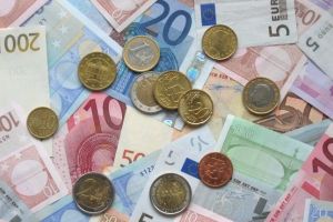 Bancnotele de 500 de euro se schimbă greu. Sunt în circulaţie, rămân valabile şi îşi păstrează valoarea