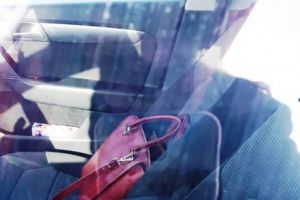 Doi spargatori de masini, prinsi de politisti pe o strada din Ploiesti. Comportamentul dubios i-a dat de gol