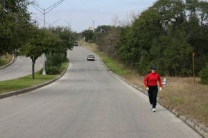 Clujenii se plâng de lipsa trotuarelor. Acolo unde sunt, le ocupă maşinile