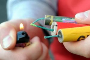 Petardele şi artificiile, ,,jucării” cu pericol ridicat. Avertismentul Poliţiei