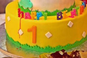 O nouă modă printre părinţi: Smash the cake pentru copii de un an. Preţul fotografiilor