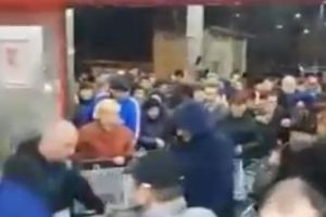 Haos într-un oraş din România. Oamenii s-au CĂLCAT în picioare pentru REDUCERI - IMAGINI ULUITOARE