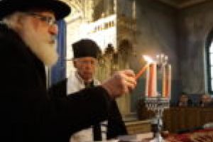 S-au aprins luminile în Sinagoga din Caransebeş [VIDEO]