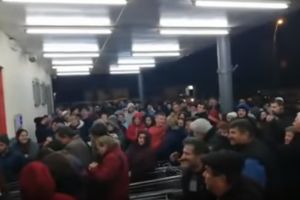 VIDEO Îmbulzeală la deschiderea unui magazin – Peste 1.000 de oameni s-au călcat în picioare la Baia Mare
