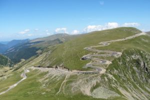 ”Transalpina de Apuseni”, unul dintre cele mai frumoase, spectaculoase şi întortocheate drumuri din România, se modernizează: O asociere formată din constructori români şi italieni, interesată de contractul de zeci de milioane de euro