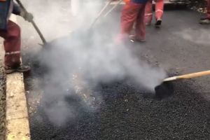 A inceput asfaltarea trotuarului de pe partea dreapta a bulevardului Tomis din Constanta 