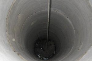 UPDATE: Femeia din Sâncrai a fost extrasă din fântână. Starea ei de sănătate e gravă