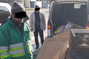 Doi angajaţi Retim, prinşi când aruncă gunoaie pe stradă. Ar putea fi daţi afară