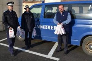 Jandarmii maramureseni le-au oferit cadouri copiilor de la Casa de tip familial nr. 2 Baia Mare