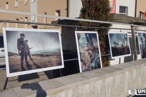 FOTO/ Reconstituiri istorice prin obiectivul fotografului – Expoziţie stradală inedită, la Centrul Cultural Augustin Bena din Alba Iulia