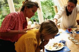 Primul ajutor în caz de înecare cu mâncare