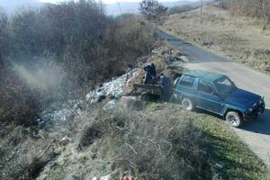 Groapă de gunoi pe un drum judeţean