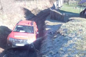 Maşini SMURD blocate pe un drum comunal. Primarul îşi cere scuze