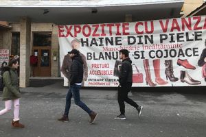 Cinematograful „Patria” transformat în „depozit” de haine