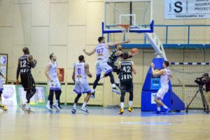 Baschetbaliştii au suferit încă un eşec