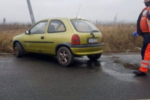 S-a oprit cu Opelul în stâlp