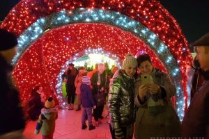 Iluminatul de sărbători a fost pornit, a început Târgul de Crăciun în Oradea. Vezi cum arată! (FOTO / VIDEO)