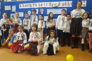 Micii Românaşi sărbătorind Centenarul