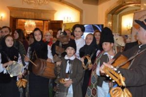 Străinilor li s-au prezentat adevăratele produse tradiţionale din bucătăria românească. „100 DE NEGUSTORI CU STRAIE ȘI GUSTURI ROMÂNESTI”