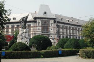 Zeci de elevi ai unor şcoli din Târgu-Jiu, premiaţi de municipalitate