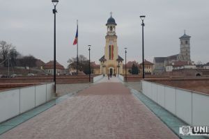 VIDEO. PODUL UNIRII, investiţie de 6 milioane de lei, subiect de GLUME: Oamenii au găsit o bandă care restricţionează accesul şi au legat-o de stâlpii lui