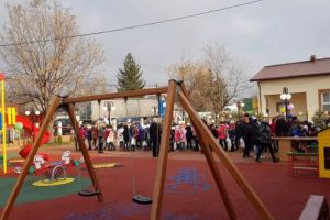 La Tomsani, Mos Nicolae a adus un loc de joaca pentru copii