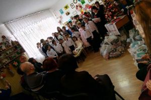 Program artistic cu poezii şi cântece de iarnă, colinde şi urături, la Centrul Şcolar de ...