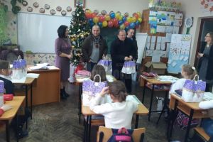 Aproape 600 de preşcolari şi elevi din Dărmăneşti au primit cadouri de Moş Nicolae