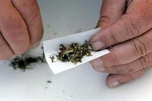 Tribunalul Alba începe judecata dosarului cu 8 inculpaţi acuzaţi de trafic de droguri de risc şi operaţiuni ilegale cu substanţe etnobotanice