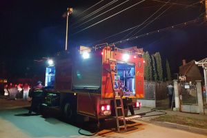 FOTOGALERIE. Incendiu puternic în Satu Mare. Totul a pornit de la o ţigară