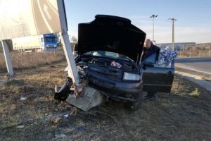 FOTO Șofer băut a intrat cu maşina într-un panou publicitar pe DN1