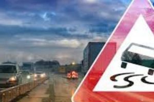 Accident TERIBIL. Un MICROBUZ cu pasageri a lovit un copac. Mai MULȚI RĂNIȚI. FOTO 