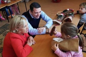 Bogdan Toader si Rodica Paraschiv, in vizita la Gradinita Cosminele. Copiii s-au bucurat sa gaseasca dulciuri in ghetute