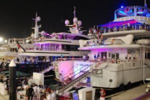 O BOMBĂ SEXY din ROMÂNIA a fost la PETRECEREA unui PILOT DE FORMULA 1! Cu ce VIP-URI s-a DISTRAT