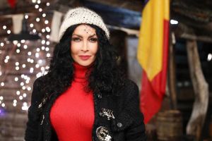 GAFA VESTIMENTARA FACUTA DE MIHAELA RADULESCU . CUM S-A IMBRACAT  LA 49 DE ANI