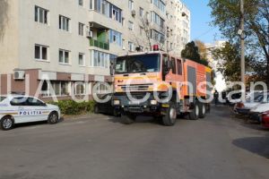 Copil de 1 an, blocat intr-un autoturism, in Navodari. Intervin pompierii