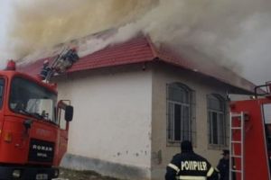 VIDEO. 50 de elevi, evacuaţi de urgenţă după ce acoperişul liceului a luat foc!