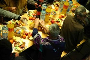 Voluntari din Timişoara au oferit cina oamenilor străzii de la Azilul de Noapte, de Sfântul Nicolae