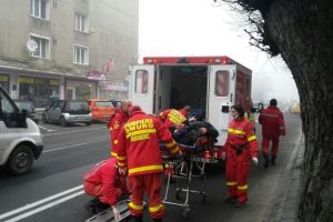 Accident în municipiul Satu Mare. Bătrân lovit de o maşină care se deplasa în marşarier