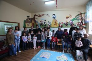 FOTO Jucării, dulciuri şi mâncare pentru copiii de la „Prichindelul” – Mitropolitul Ardealului le-a adus cadouri