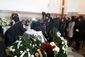 Mulţime îndoliată la căpătâiul lui Andrei Pintican. Mesajul preotului Nicolae Feier pentru tineri