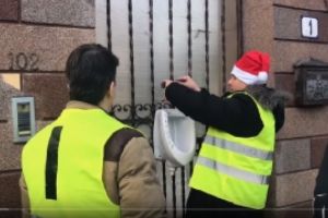 Incident filmat acasă la Bădălău: Protestatarii #Rezist i-au agăţat un closet de uşă - VIDEO FOTO
