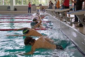 Peste 400 de tineri înotători din ţară vin la Cupa „Moş Hyperion“