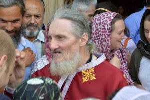 Cum putem să-l ajutăm pe fostul actor Dragoş Pâslaru: ”Părintele Valerian a preluat această bisericuţă – monument istoric pentru a o dedica Sfântului Filimon, făcătorul de spectacole. Munceşte zi lumină!”