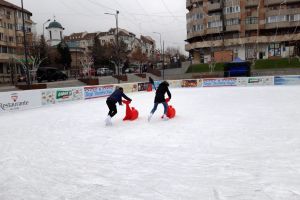 O nouă facilitate pentru copii şi începători la patinoarul din centrul Râmnicului